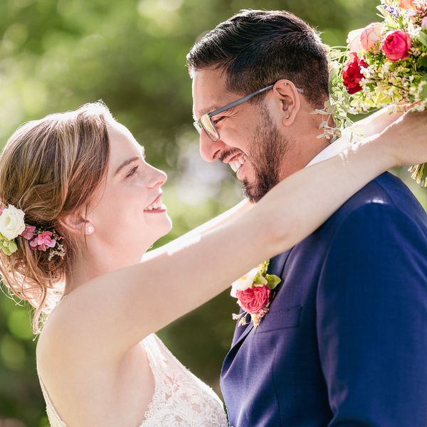 Hochzeitsgäste gratulieren – authentische Hochzeitsfotografie am Niederrhein