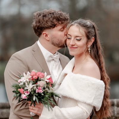 Brautpaar beim romantischen Sonnenuntergang-Shooting am Niederrhein