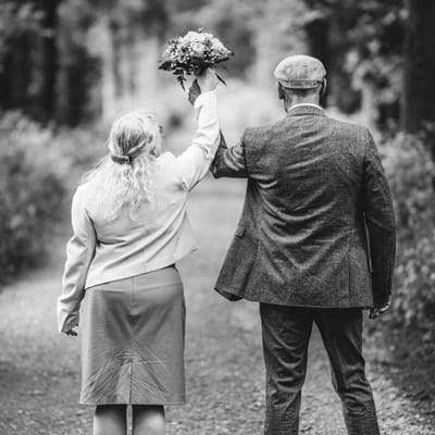 Natürliches Paarportrait im Grünen am Niederrhein
