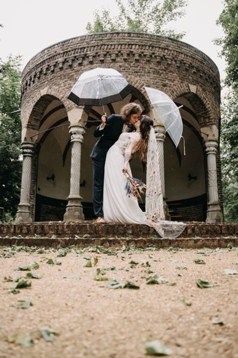 Brautpaar bei romantischem Moment während der Hochzeitsfeier