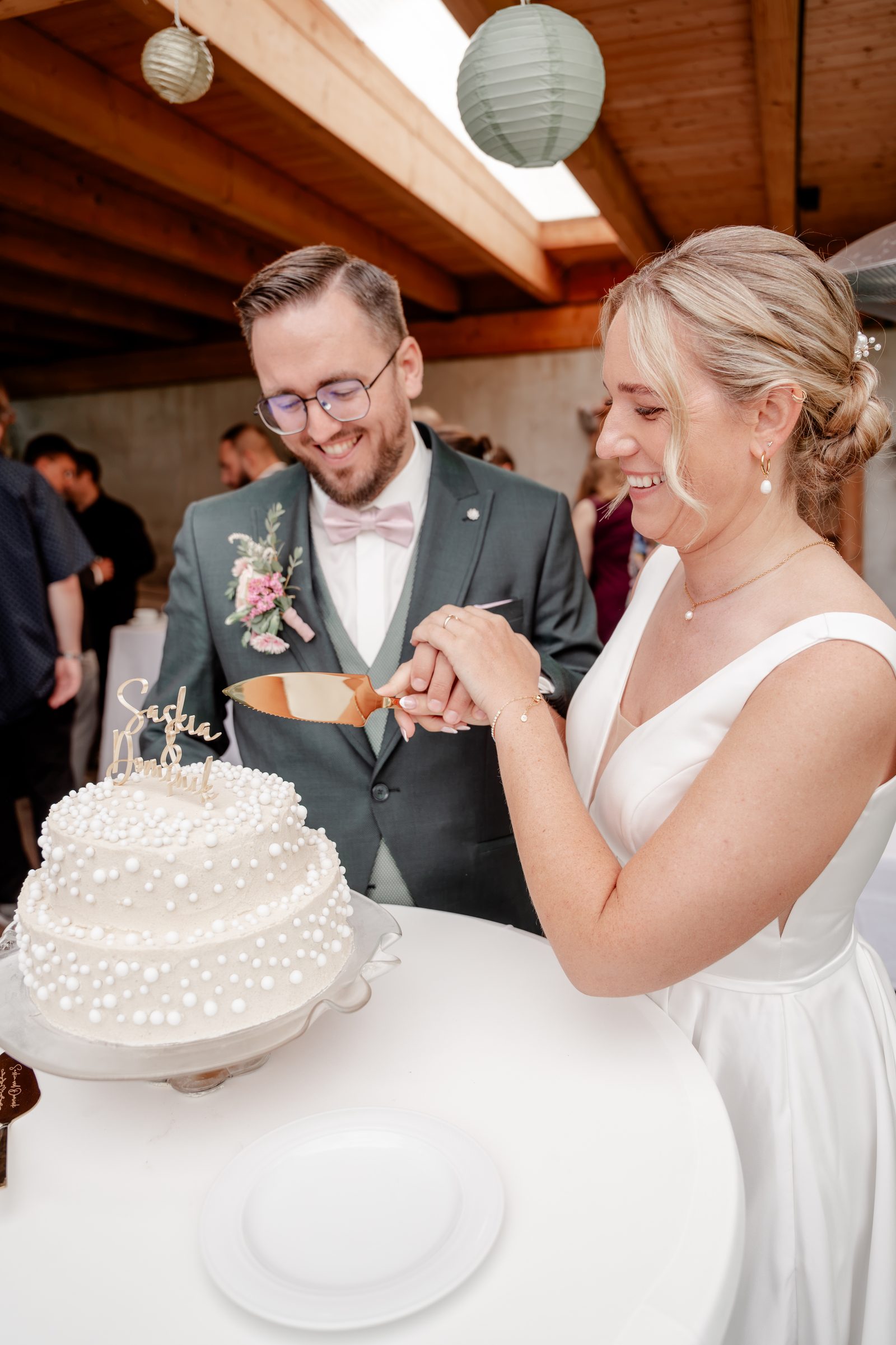 Tortenanschnitt unter dem Pavillon, beide lachen